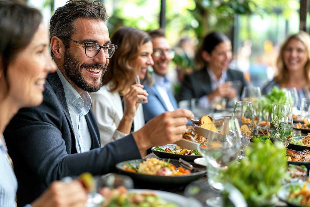 Arbeitskollegen beim Mittagessen